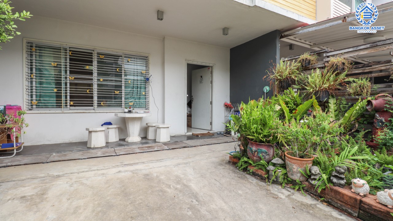 *****ทาวน์เฮ้าส์มือสองย่านวัชรพล! ม.เดอะคอนเน็ค20 วัชรพล-เพิ่มสิน ฟังก์ชันพร้อม 3 ห้องนอน 2 ห้องน้ำ จอดรถได้ 1 คัน เนื้อที่กว้าง 21 ตร.ว. บ้านสวยพร้อมเข้าอยู่ บนทำเลเชื่อมต่อถนนเพิ่มสิน ถนนสุขภิบาล5 ถนนสายไหม เข้าเมืองให้เป็นเรื่องง่ายดาย ใกล้ถนนสุขภิบาล5 และใกล้ทางด่วน ฉลองรัช